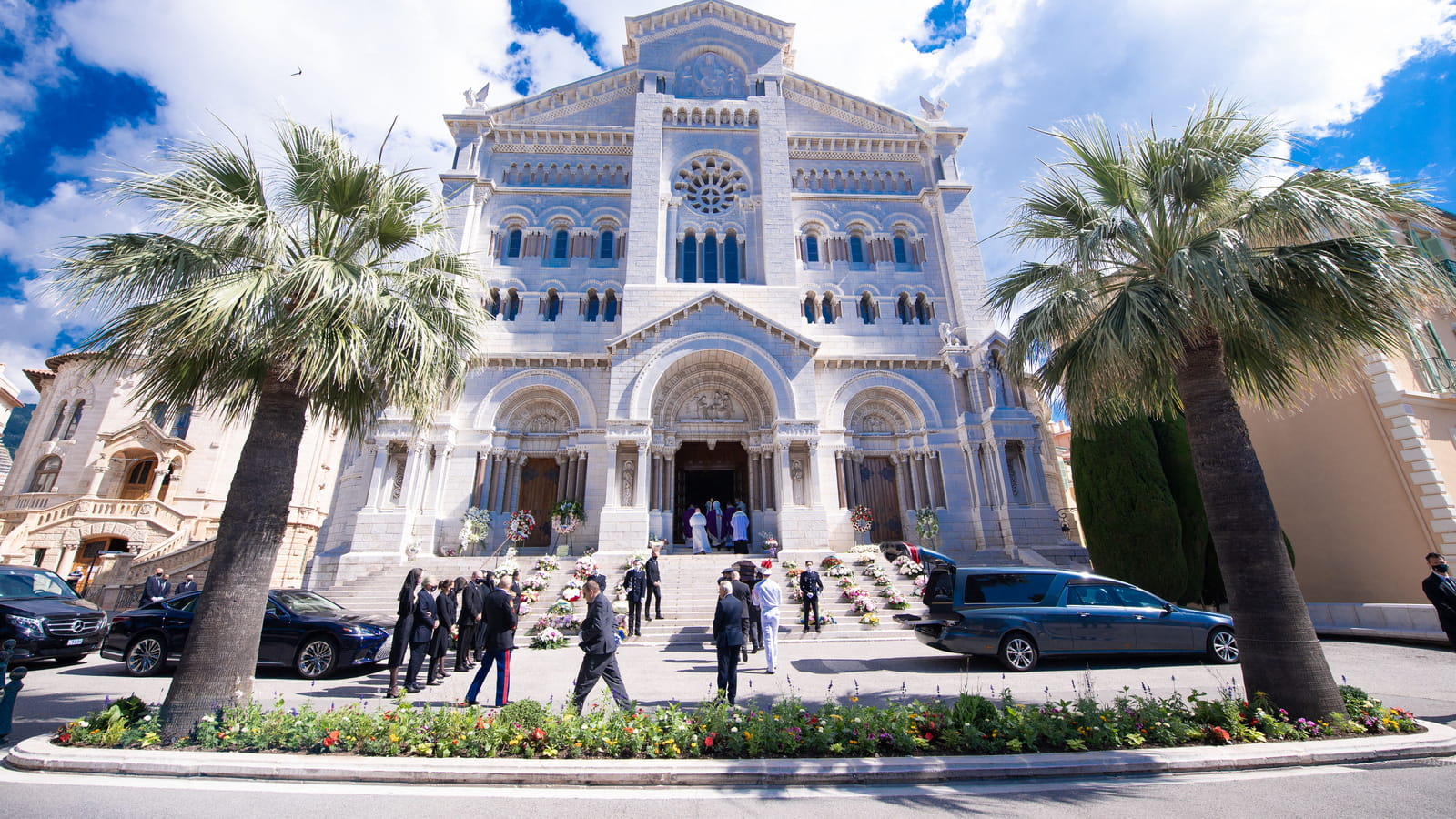 Devant la cathédrale Notre-Dame-Immaculée