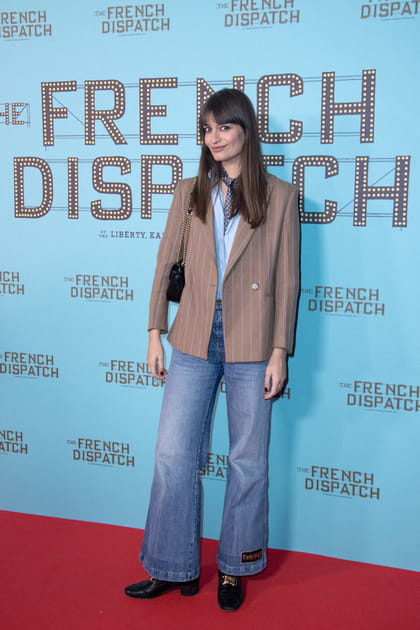 Clara Luciani en jean et veste &agrave; carreaux