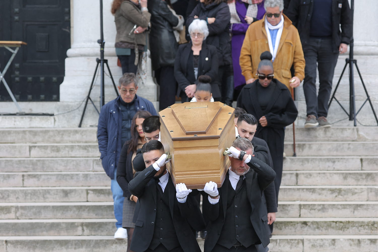 Maya, Isabelle Mergault’s daughter, heartbreaking at the funeral Maya, Isabelle Mergault’s daughter, heartbreaking at the funeral