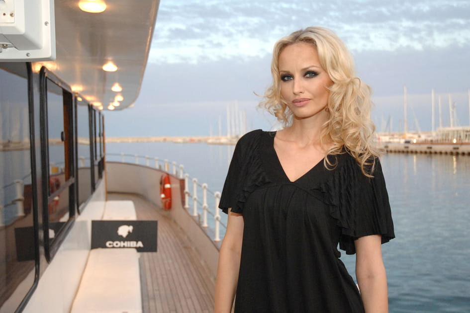 Le smoky eyes d'Adriana Karembeu