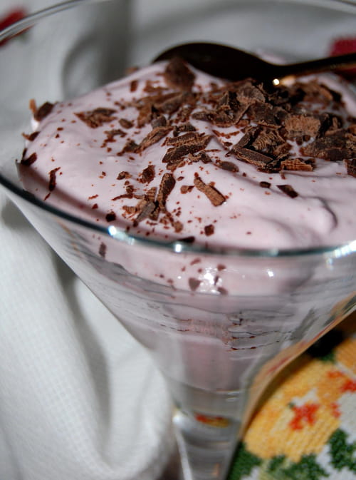 Mousse fraise aux éclats de chocolat