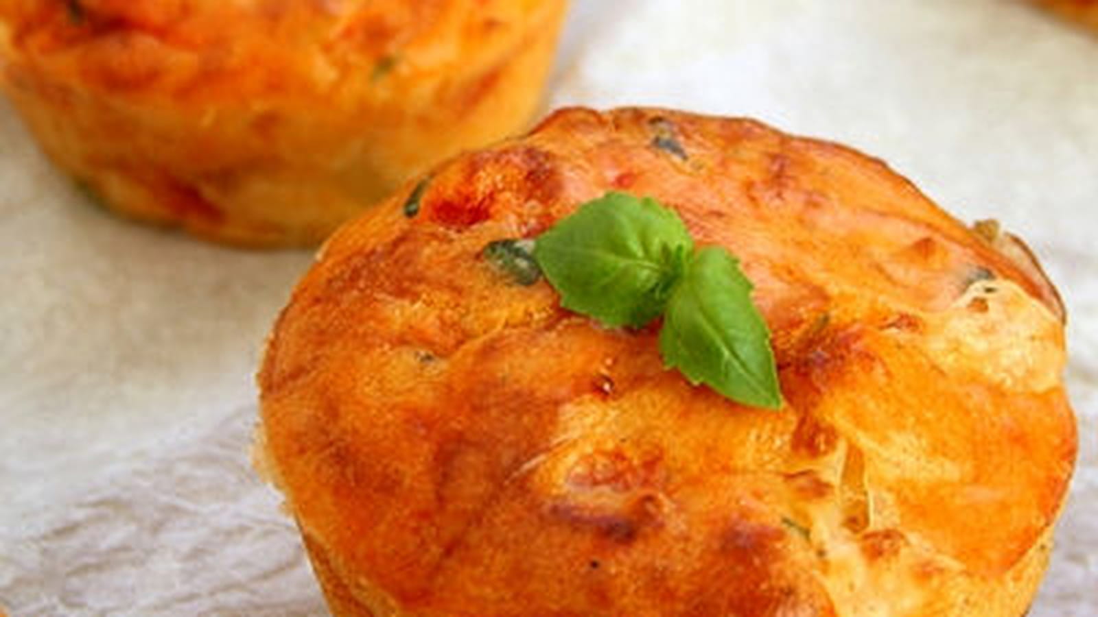 Muffins apéritifs, tomates cerises, mozzarella et basilic
