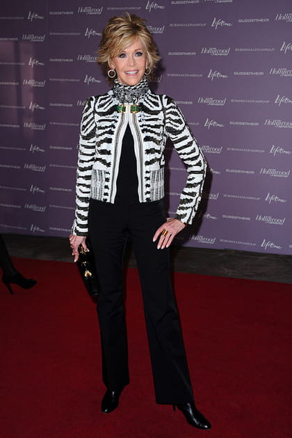 Jane Fonda en pantalon noir et veste imprimée