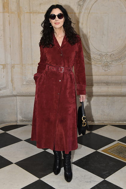 Monica Bellucci en trench bordeaux en peau ceinturé et sac à main Saddle Dior