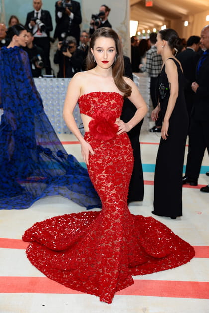 Kaitlyn Dever en robe bustier rouge cut out Michael Kors
