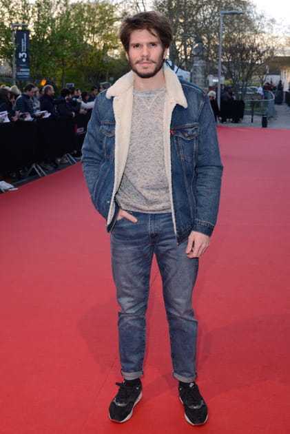 François Civil en total look en jean et pull beige