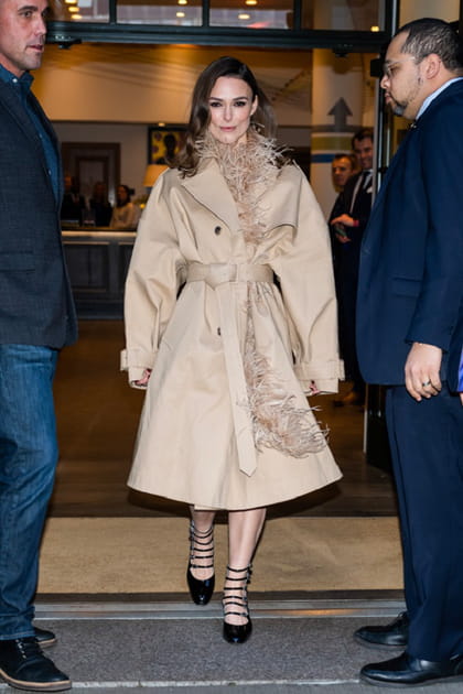 Keira Knightley en trench coat aux détails de plumes Valentino