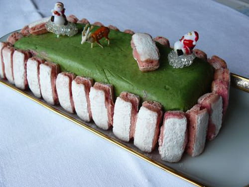 Bûche aux biscuits roses, pistaches et griottes