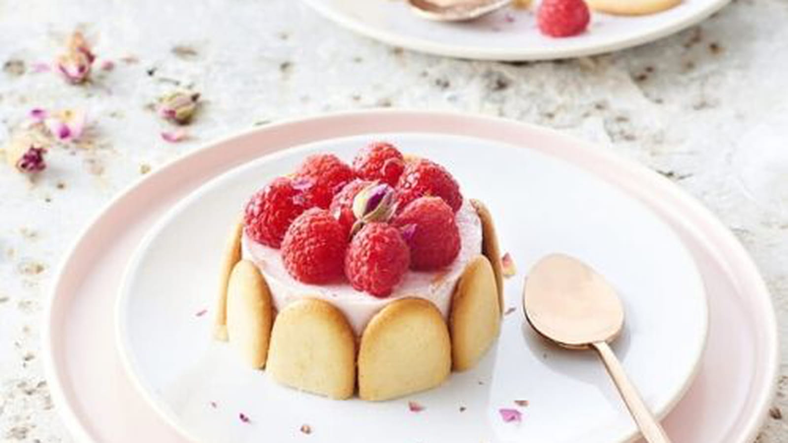 Petits entremets à la framboise et à la rose
