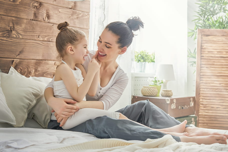 Parent hélicoptère : qu'est-ce que c'est, quelles conséquences pour l'enfant ?