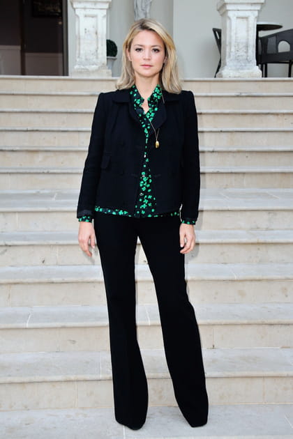 Virginie Efira en ensemble noir et chemise verte imprim&eacute;e