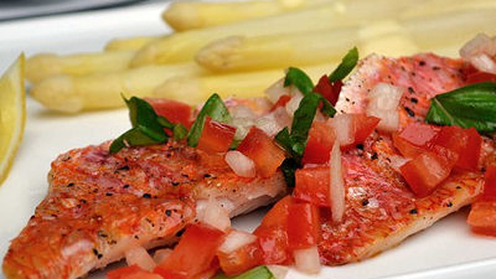 Filets de rouget et sauce vierge, asperges blanches et sauce hollandaise citronnée