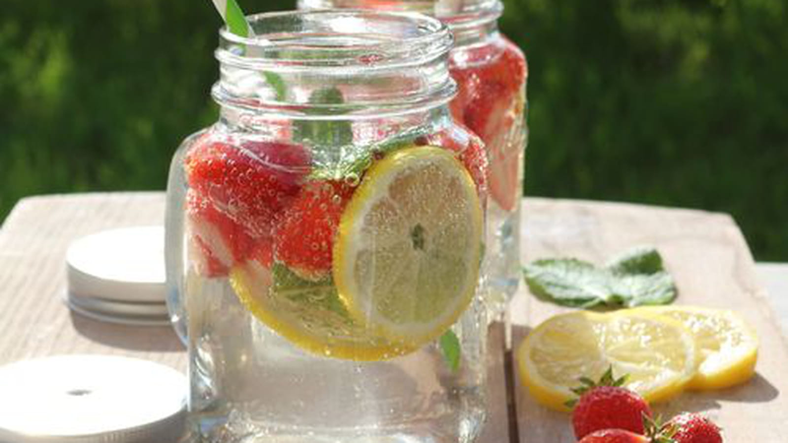Détox water aux fraises, citron et menthe