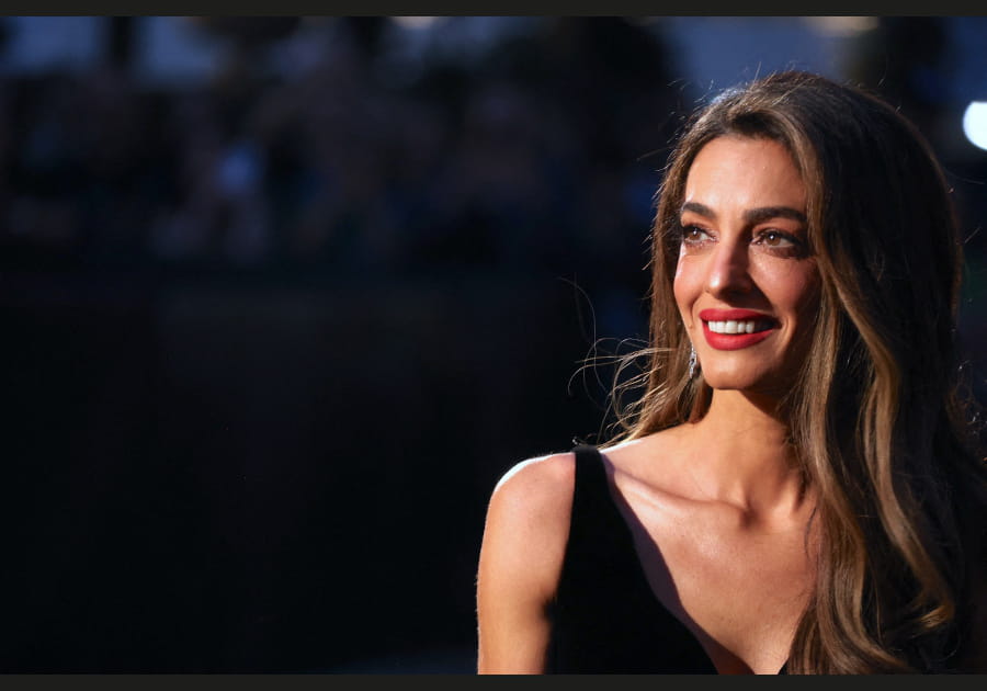 La bouche vibrante d'Amal Clooney