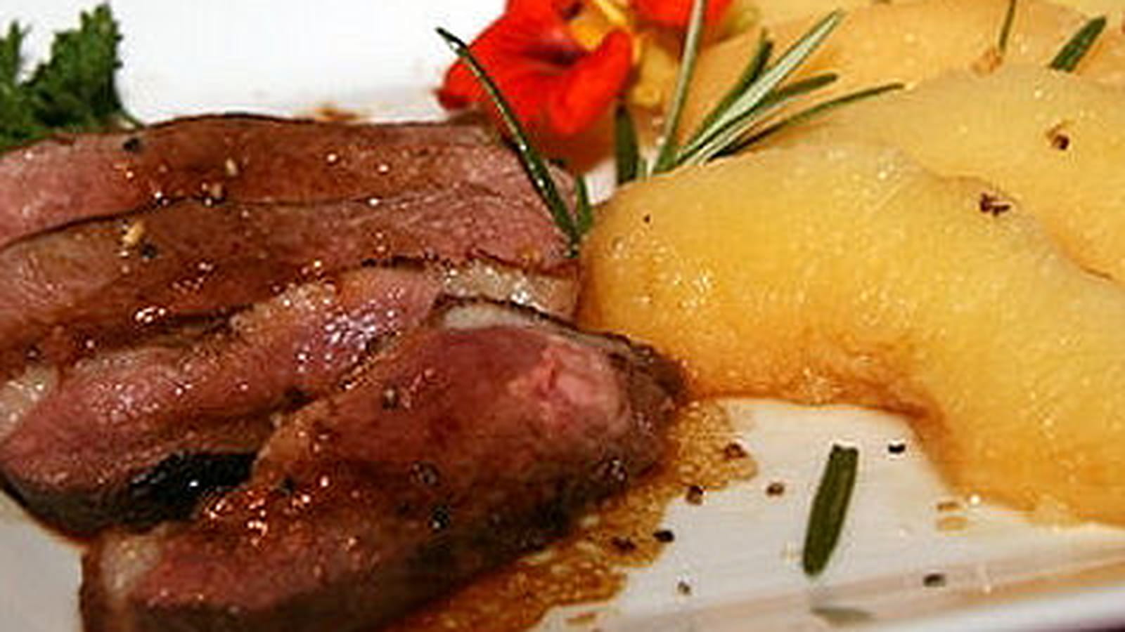 Magret de canard aux coings à la vapeur de romarin