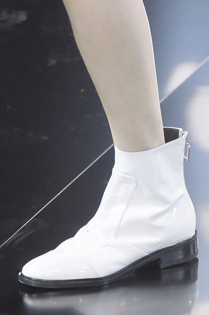 Les bottines blanche en cuir vernis du d&eacute;fil&eacute; Courr&egrave;ges