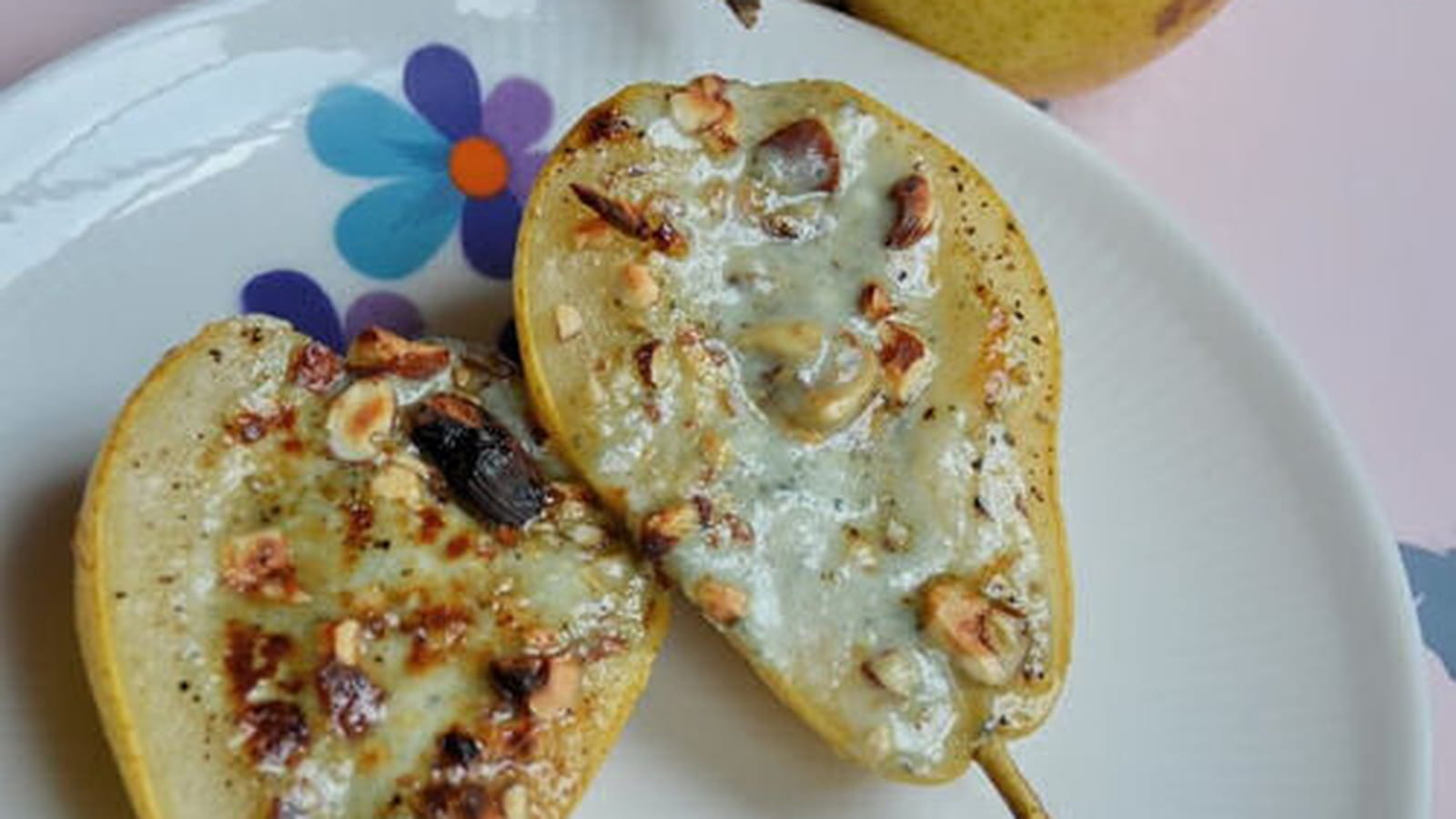 Poires pochées au miel et roquefort