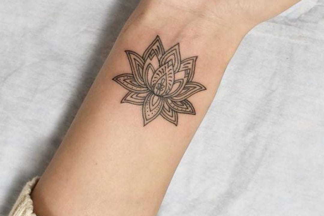 Lotus mandala sur le poignet