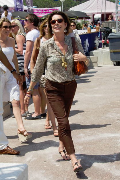 Caroline de Monaco en pantalon marron et chemise imprimée