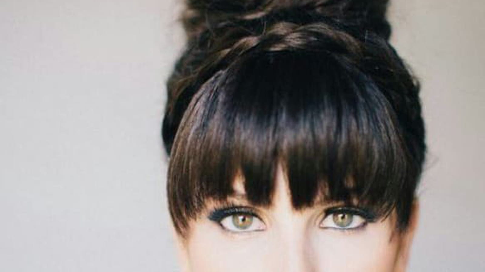 Frange épaisse et chignon tressé