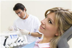 le dentiste peut réaliser un détartrage, afin d'éliminer efficacement le tartre.