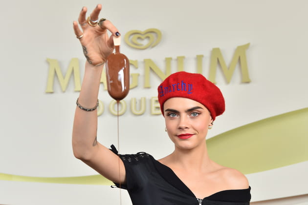 Cara Delevingne fait des glaces