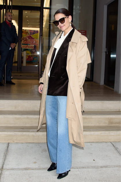 Katie Holmes en trench-coat et jean bleu ciel