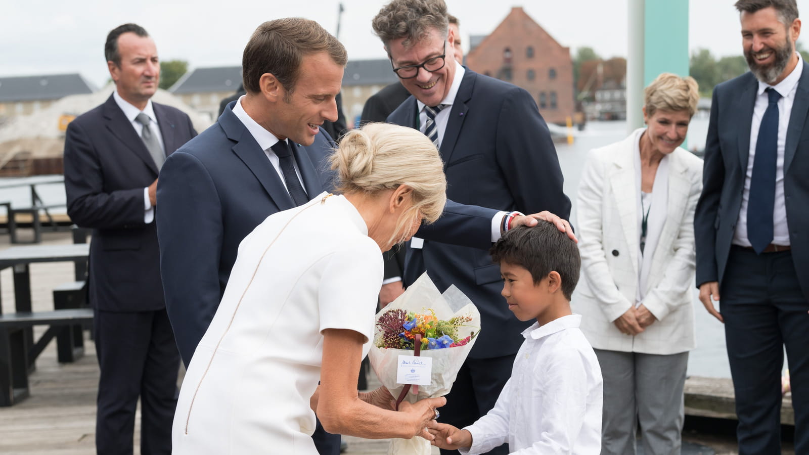 Emmanuel et Brigitte, aux petits soins