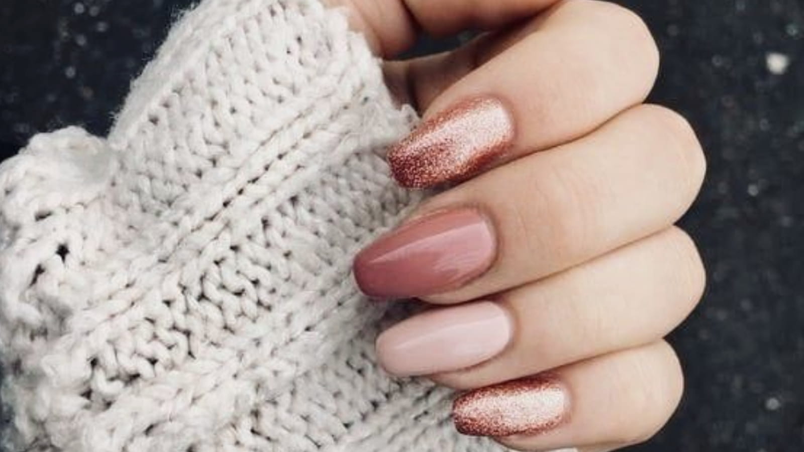 Une manucure rose gold