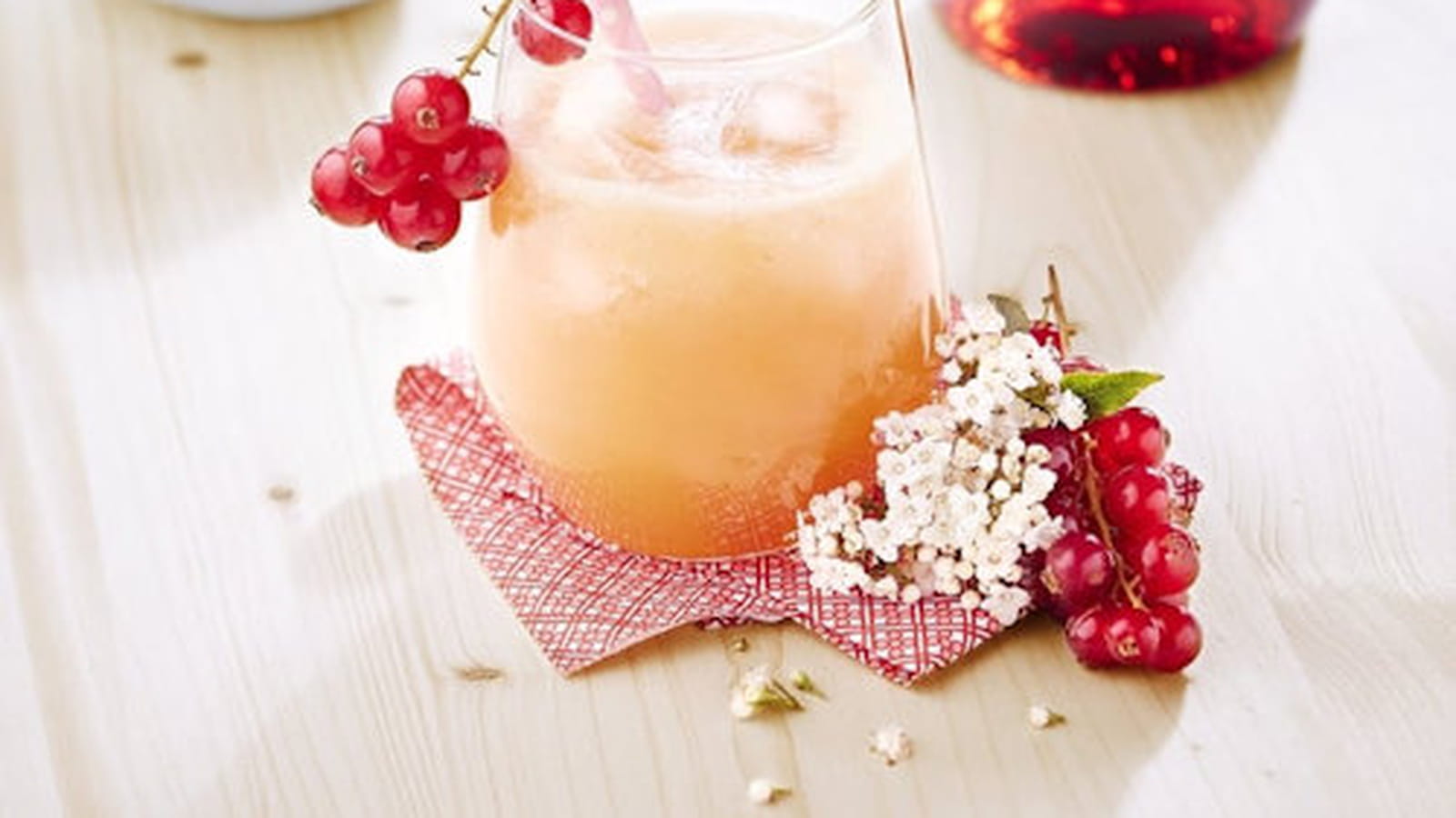 Cocktail pétillant aux groseilles et melon