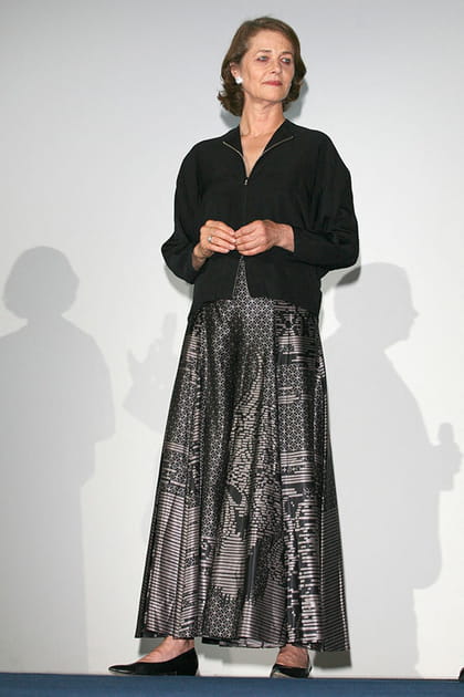 Charlotte Rampling en robe longue imprimée et veste noire