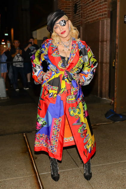 Apr&egrave;s&nbsp;: Madonna &agrave; 61&nbsp;ans en kimono multicolore Versace