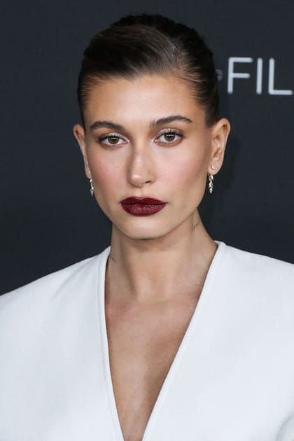 Les l&egrave;vres fonc&eacute;es d'Hailey Bieber