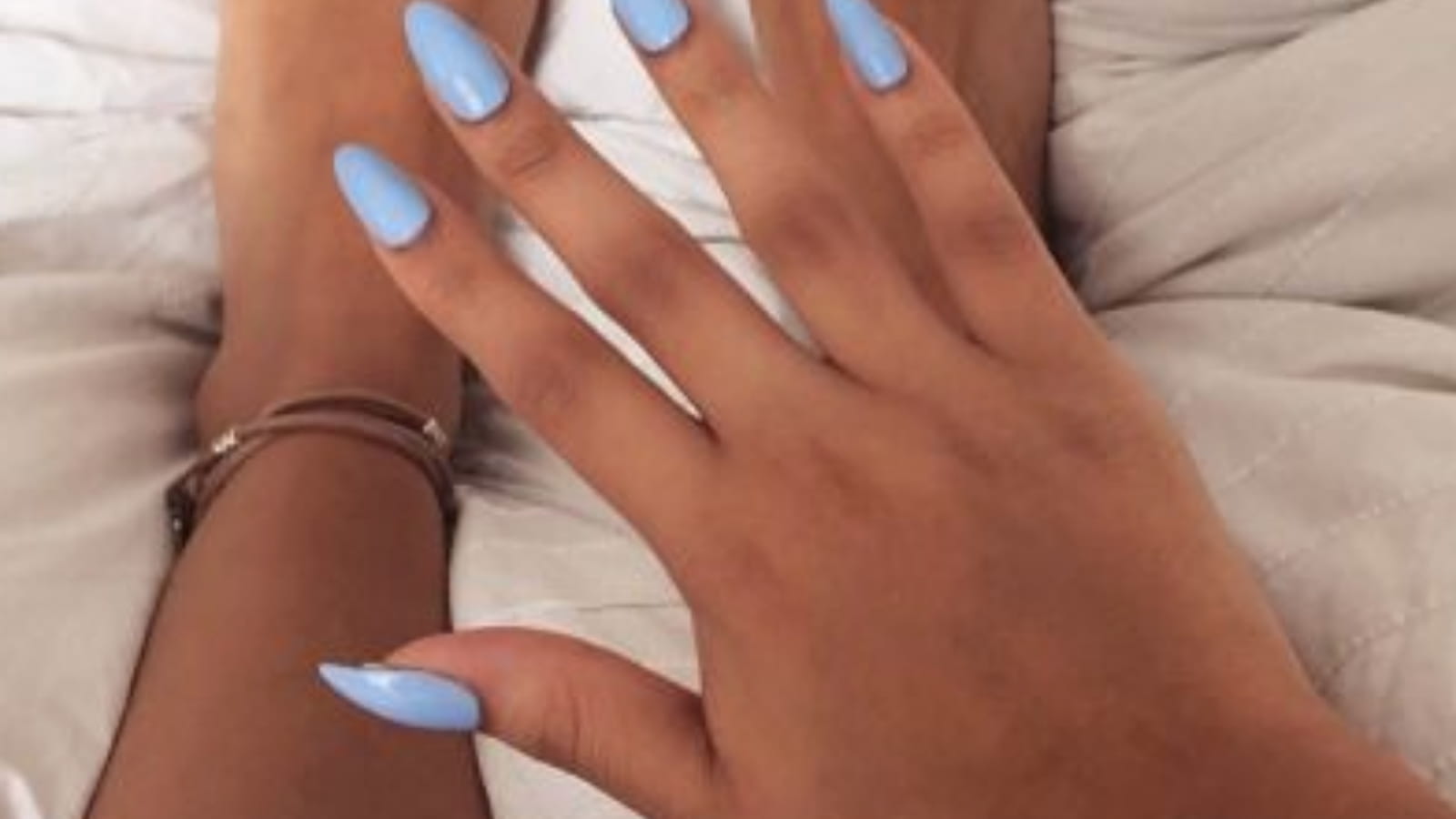 Des ongles bleu pastel