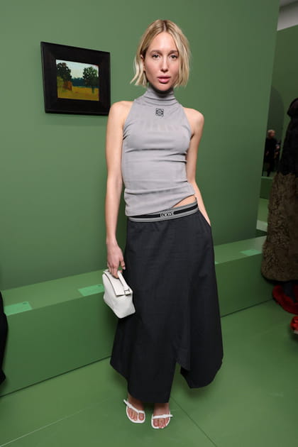 Olympia de Gr&egrave;ce en top sans manches et jupe longue