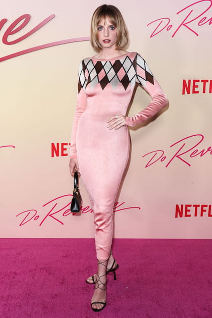 Maya Thurman-Hawke en robe rose imprim&eacute; losange en velours