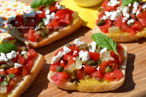 Bruschettas à la salsa de tomates, cornichons, câpres et feta