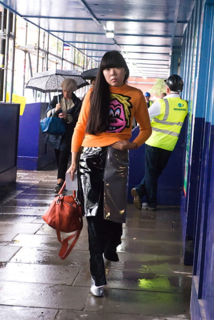Street style &agrave; Londres : la jupe en vinyl sur le pantalon
