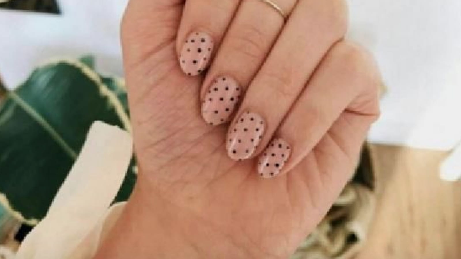 Une manucure à pois noirs