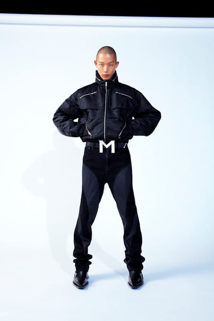 Bomber zippé, ceinture logo et jean bicolore issus de la collaboration Mugler H&M
