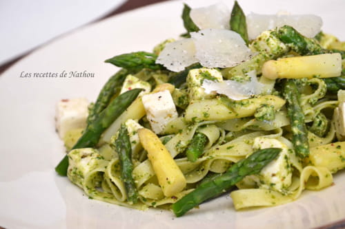 Tagliatelle aux asperges et à la feta, pesto de roquette et noix