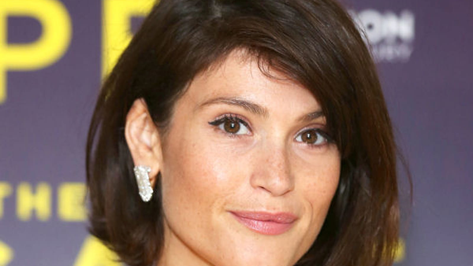 Gemma Arterton, avec un carré
