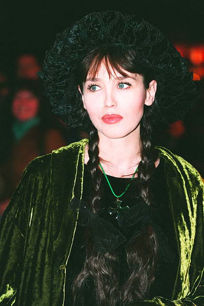 Isabelle Adjani en veste verte en velours