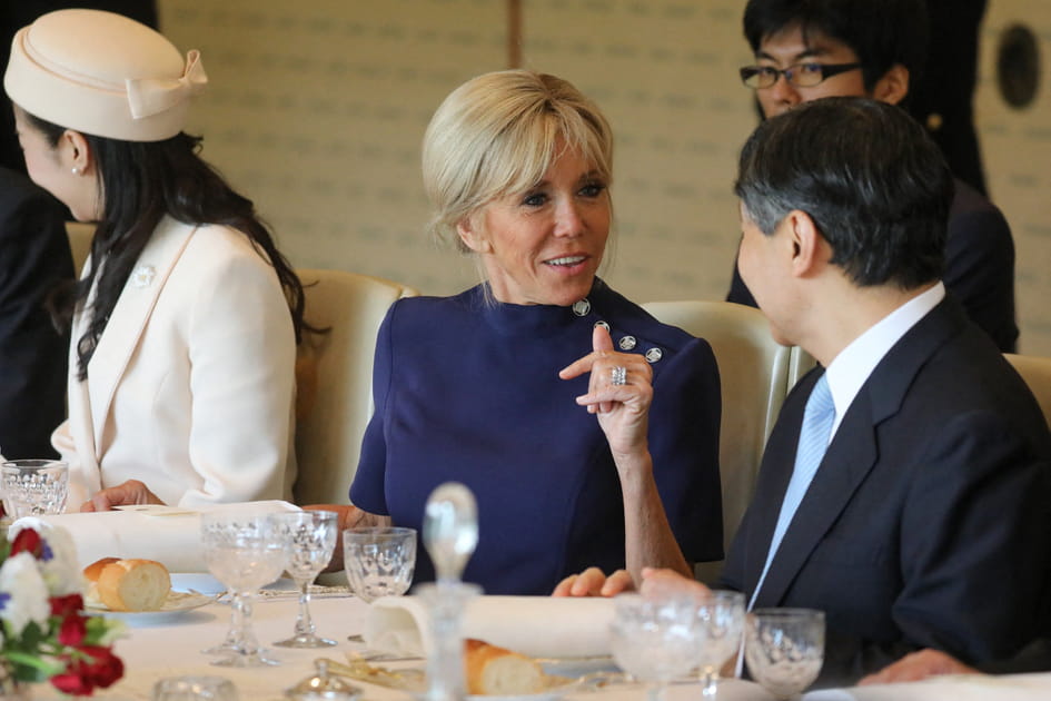 Brigitte Macron, remarquable avec son chignon de premi&egrave;re dame