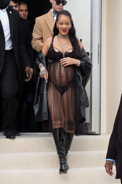 Rihanna en robe transparente noire et veste en cuir Dior