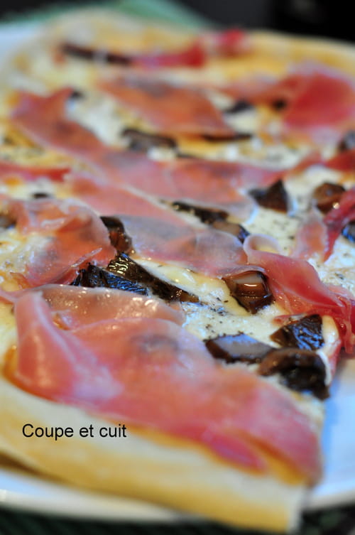 Pizza à la scarmorza fumée et au jambon Serrano