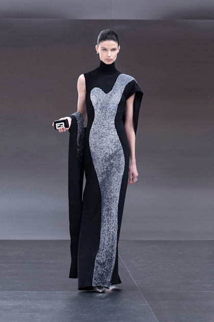 Robe noire asymétrique effet trompe-l'œil argenté aperçue sur le défilé Fendi
