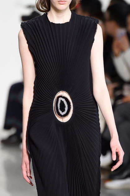 La robe vaginale du d&eacute;fil&eacute; Calvin Klein