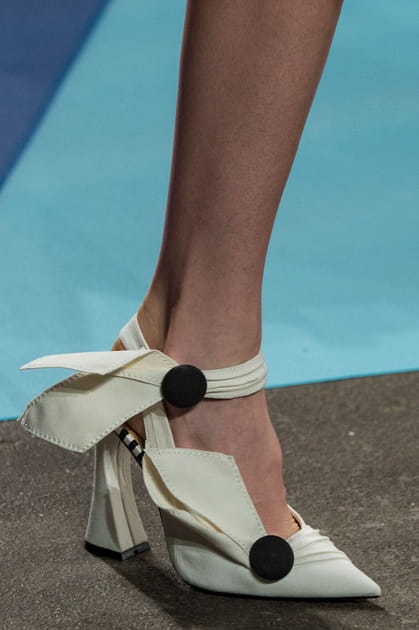 Les sandales drap&eacute;es du d&eacute;fil&eacute;s Christian Siriano Siriano