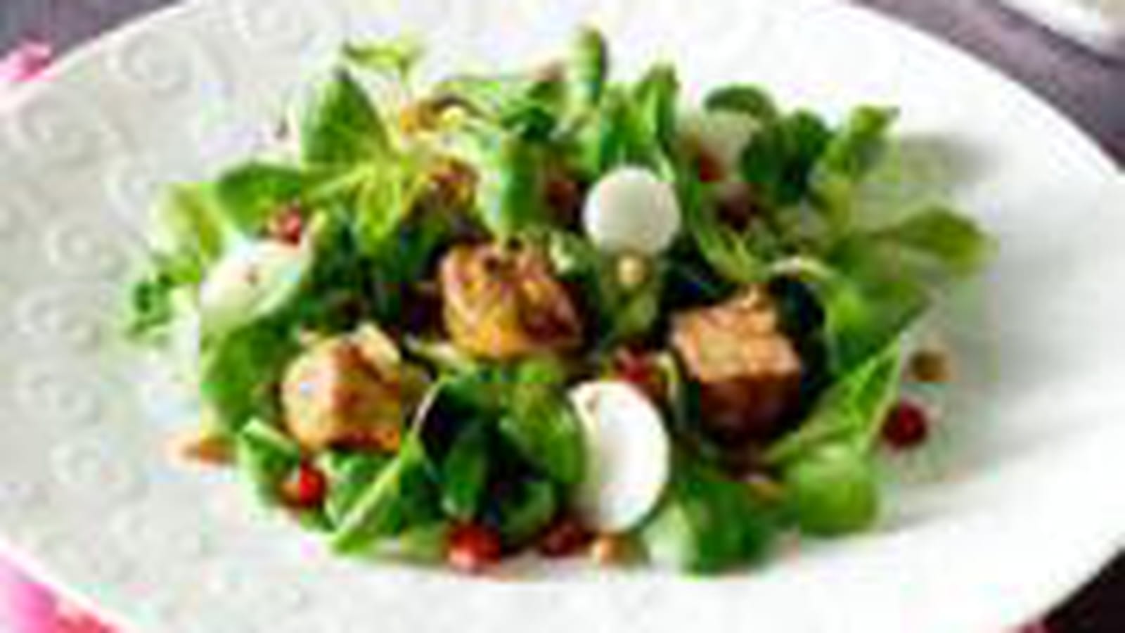 Salade tiède de mâche au foie gras poêlé et grenade